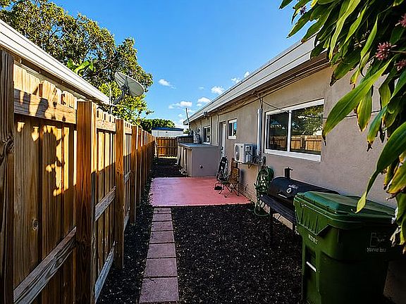 4th image of 306 NE 6h St #1-4