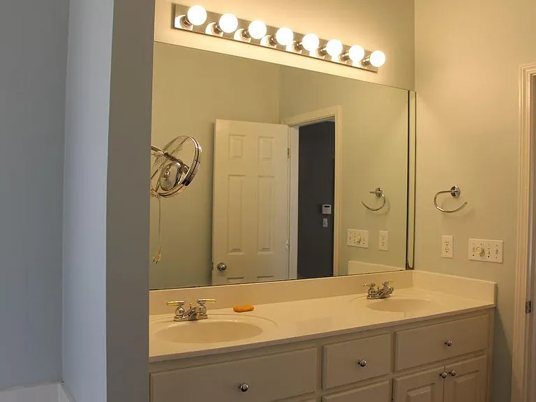 325 Pinewood Ln — Photo 17