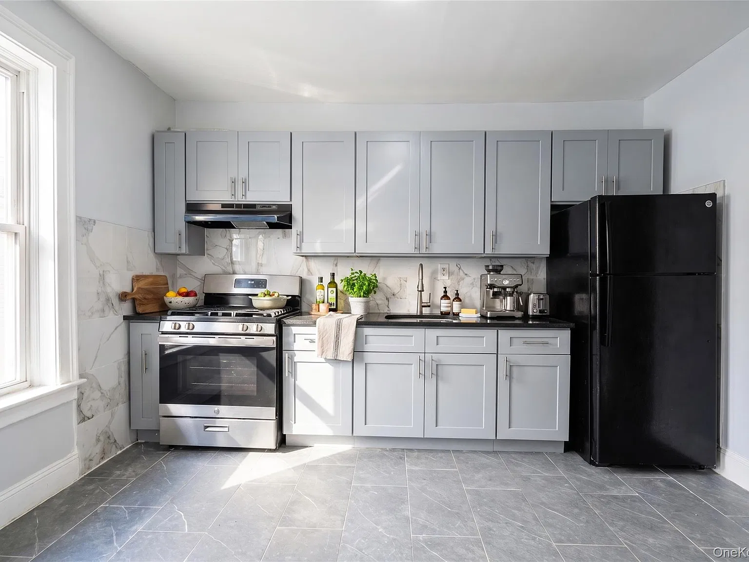 4 bed, 1.0 bath, 2304 sqft, $4,000 — Photo 4