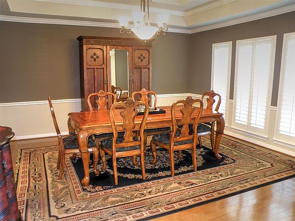 4th image of 704 Pin Oak Dr