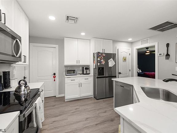 5th image of 2049 NE 25th St
