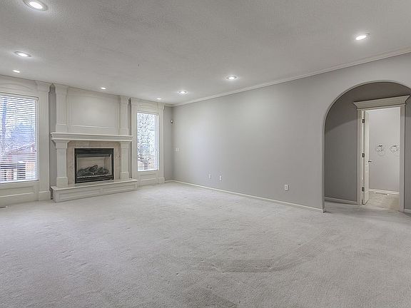 4th image of 15848 Briar St