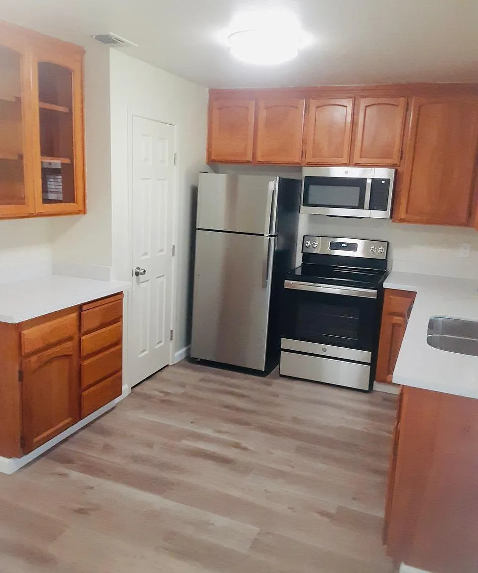 3 bed, 944 sqft, $2,450 — Photo 3
