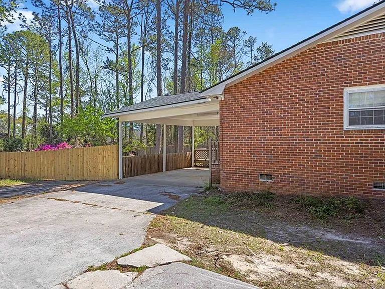 2205 Gornto Rd — Photo 2