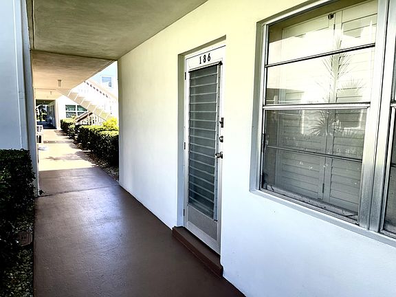 5th image of 186 Windsor Dr #I