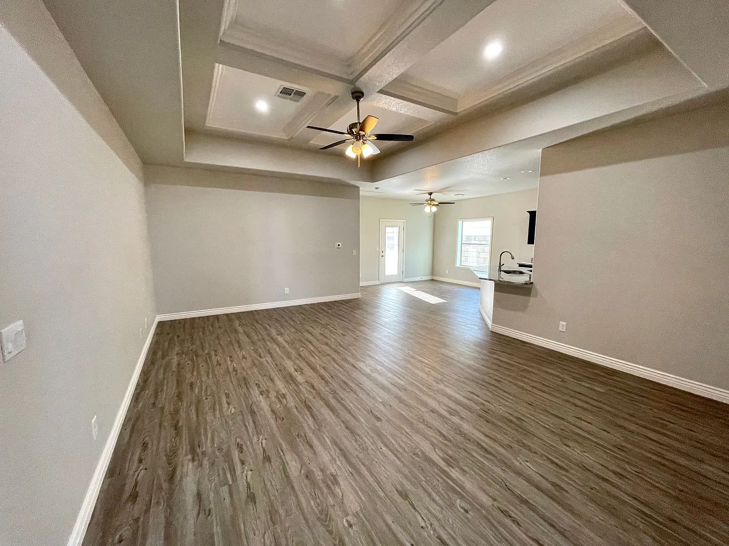 Beautiful 3 Bedroom 2 Bathroom Home! — Photo 4