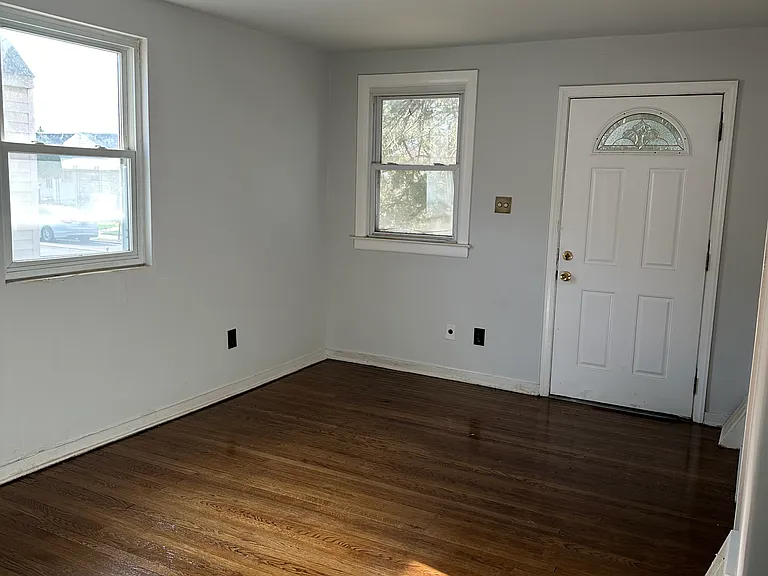 931 Burnside Rd — Photo 3