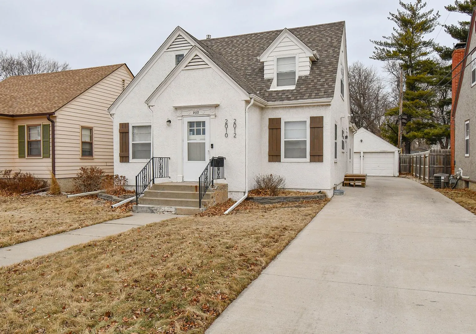 Stylish Furnished Duplex with Modern Finishes and Garage! Short-Term Available! — Photo 1