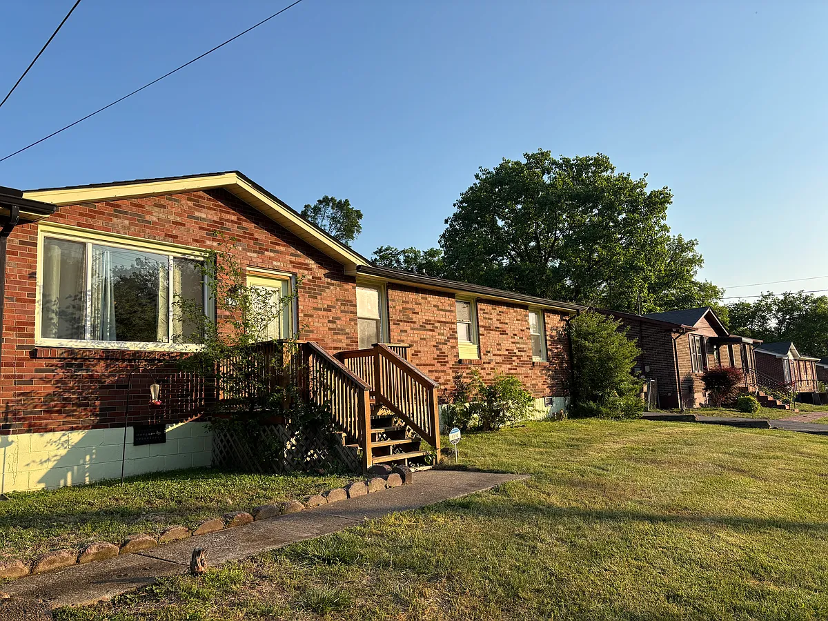 Building Photo - 627 Rowan Dr