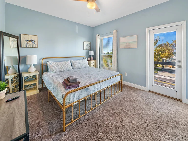 6104 Beach Dr — Photo 5
