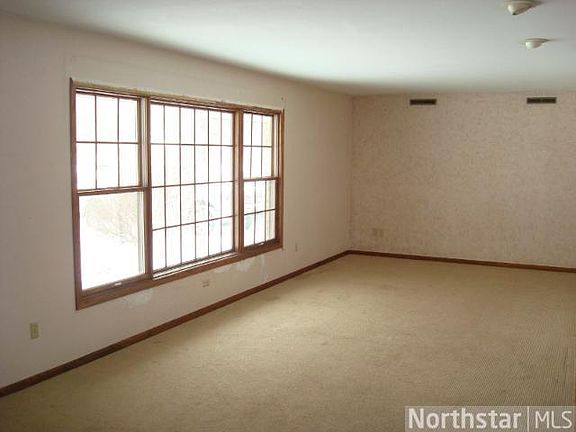 4th image of 949 Spruce Dr