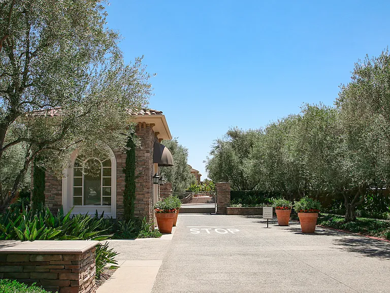 Newport Bluffs Apartment Village — Photo 10