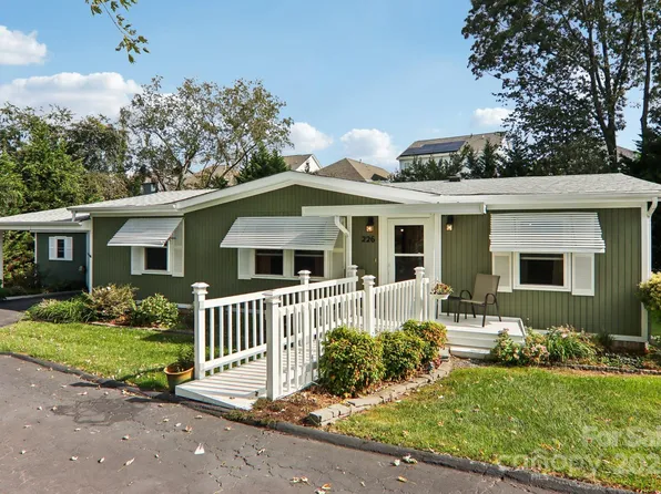 226 Cranbrook Cir, Hendersonville, NC 28792