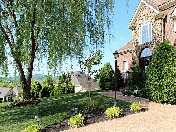 Gorgeous landscaping/VIEWS!!