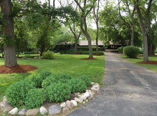 3 Lagoon Dr, Hawthorn Woods, IL