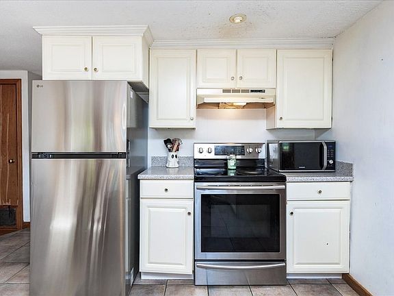4th image of 43 Crestwood Cir