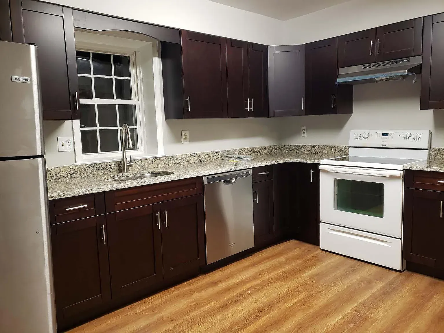4 bed, 3.5 bath, 2100 sqft, $2,900 — Photo 2