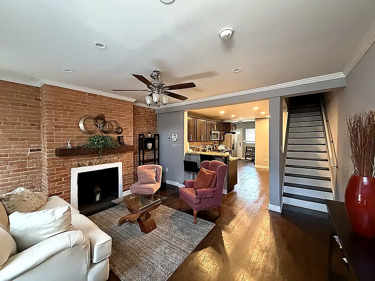 881 W Lombard St — Photo 2