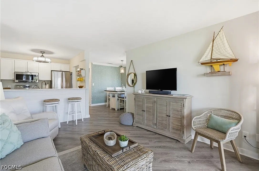 1 bed, 2.0 bath, 825 sqft, $4,250 — Photo 2