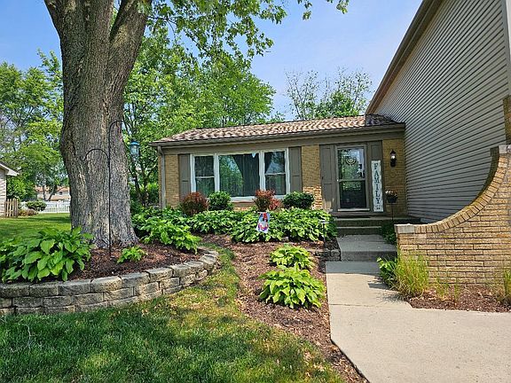 3rd image of 6S141 Park Meadow Dr