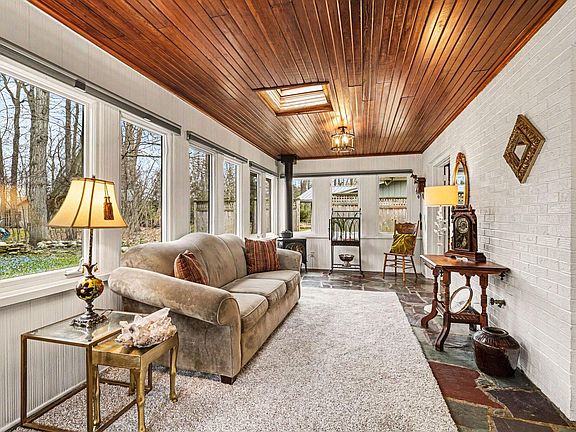 4th image of 612 Hill Rd