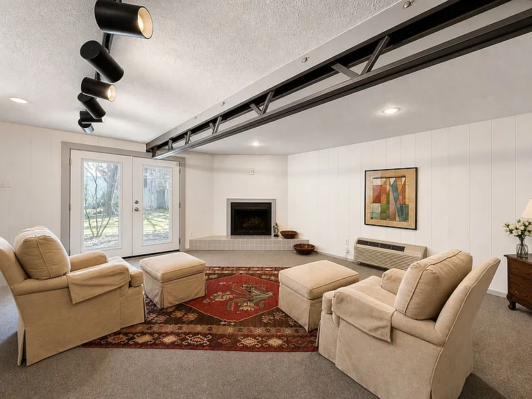 3401 Hanover Ln — Photo 8