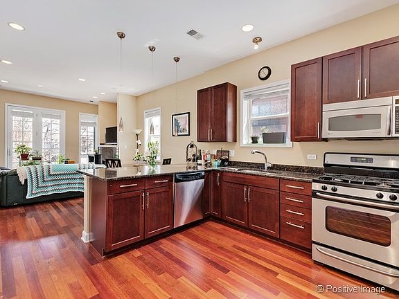 2nd image of 907 N Damen Ave #201