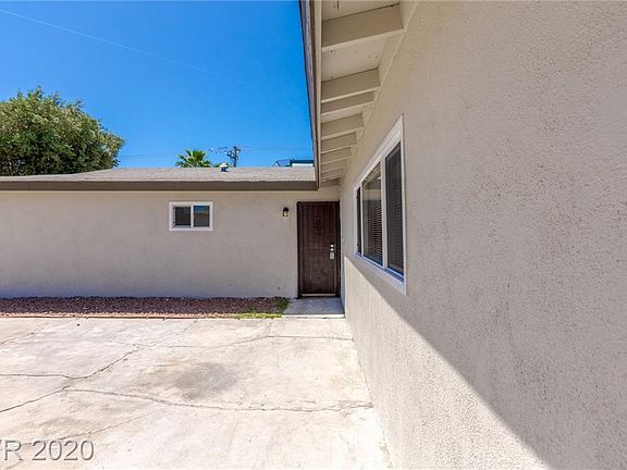 4th image of 1605 Manhattan Dr