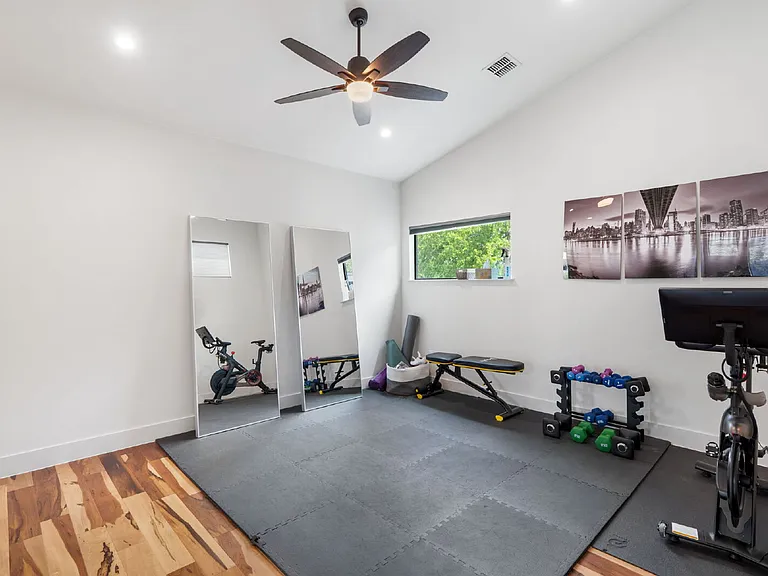 1102 W Monroe St — Photo 35