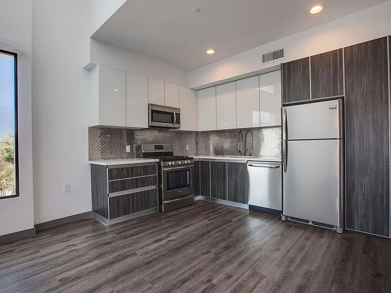 4255 Lockwood Ave — Photo 6