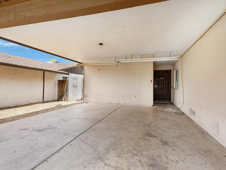 2056 W Des Moines Cir — Photo 31