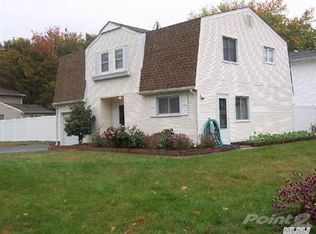 71 Wilshire Ln, Oakdale, NY 11769