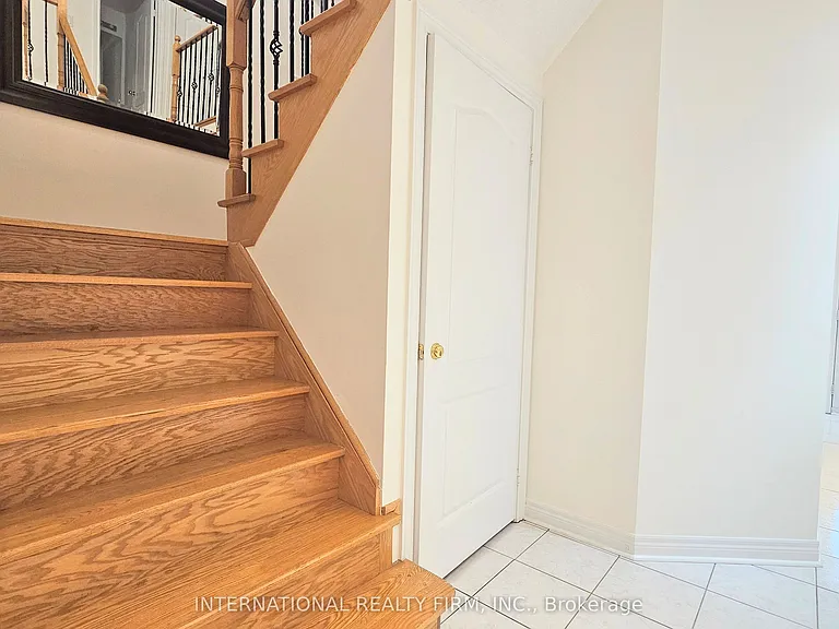 195 Warwick Cres — Photo 11