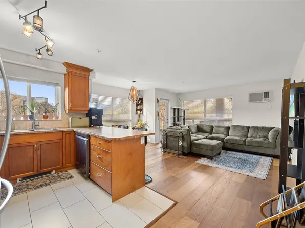 1965 Pandosy St Unit 201, Kelowna, BC V1Y 1R9