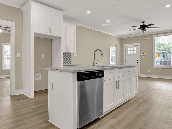 3rd image of 571 Sharon Dr