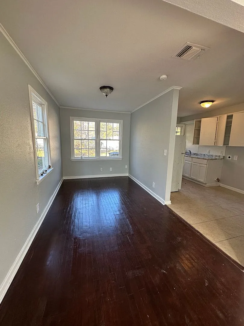 2 Bedroom Highland Apartment — Photo 3