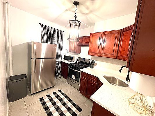 2nd image of 173 E 91st St #33B