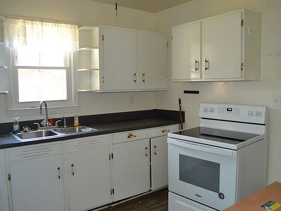 5th image of 810 Hundley St