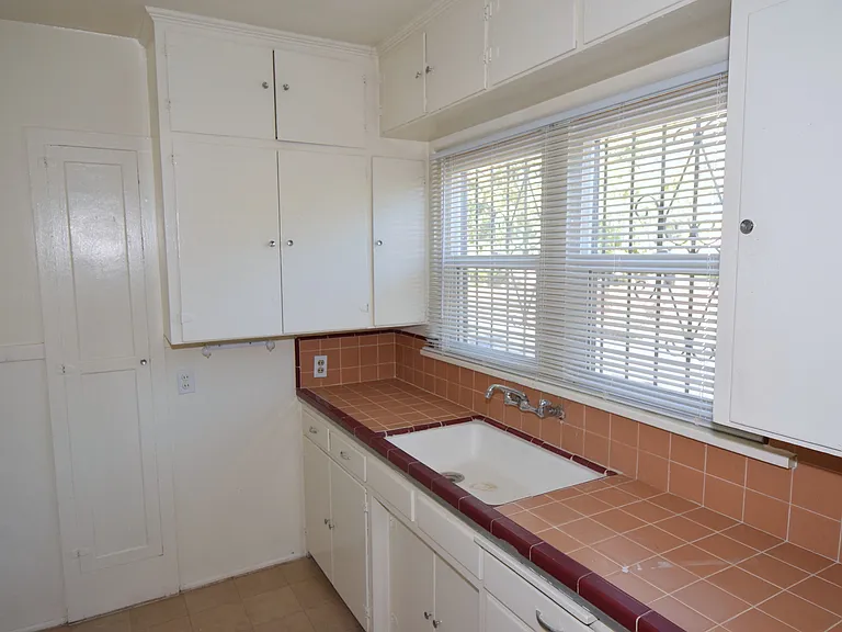 402 Girard Blvd SE — Photo 6