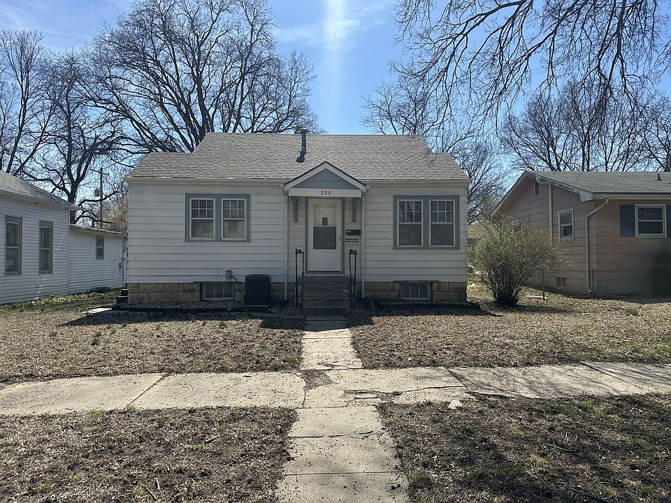 1st image of 225 W 1st St