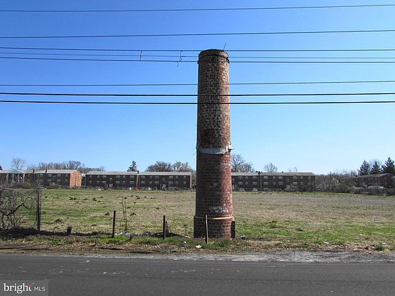 2nd image of 901 Tennis Ave