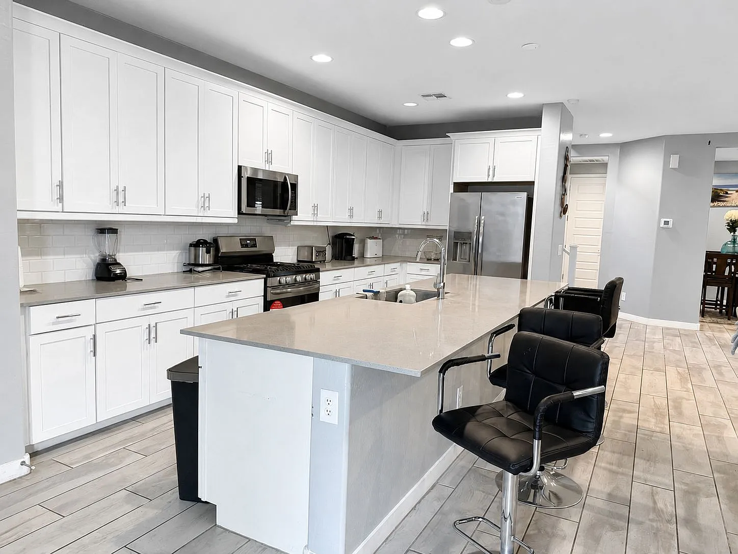 4 bed, 2579 sqft, $3,499 — Photo 2