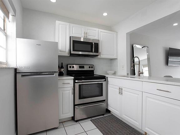 4th image of 325 Ocean Dr APT 306