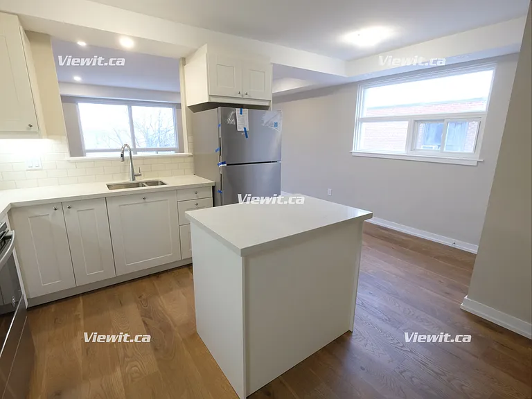 60 Wasdale Cres #10 — Photo 2