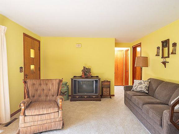 3rd image of 857 Mayflower Ave