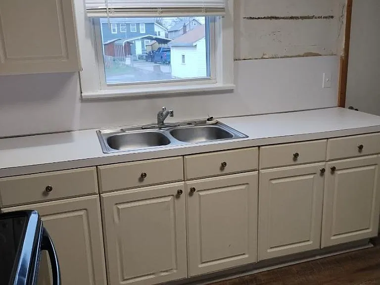 537 S Oakley Ave — Photo 6