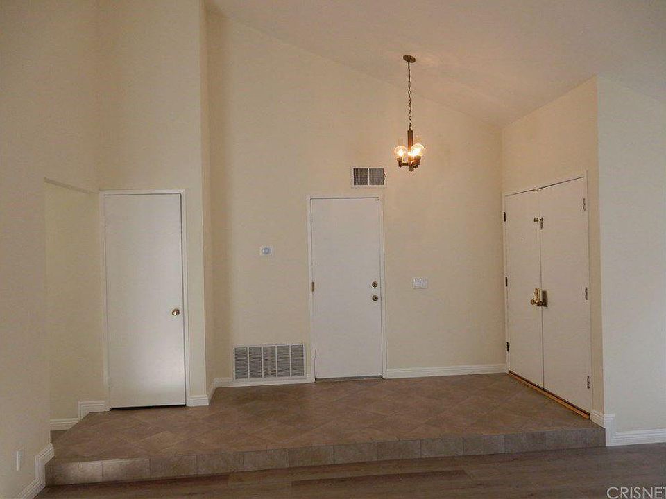 1st image of 18539 Kinzie St