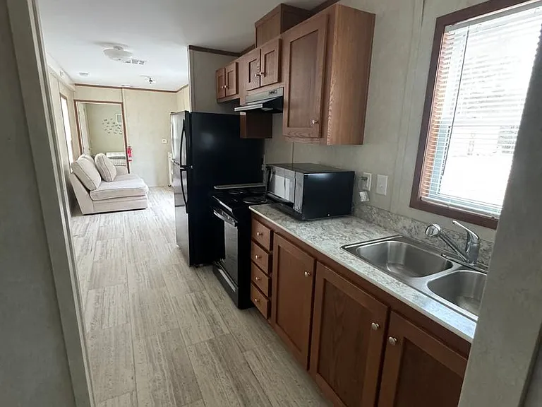 307 Hilltop Rd NE — Photo 2