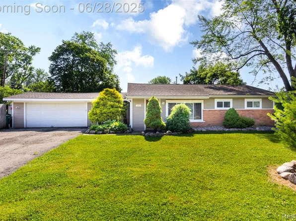 260 Lorberta Ln, Waterford, MI 48328
