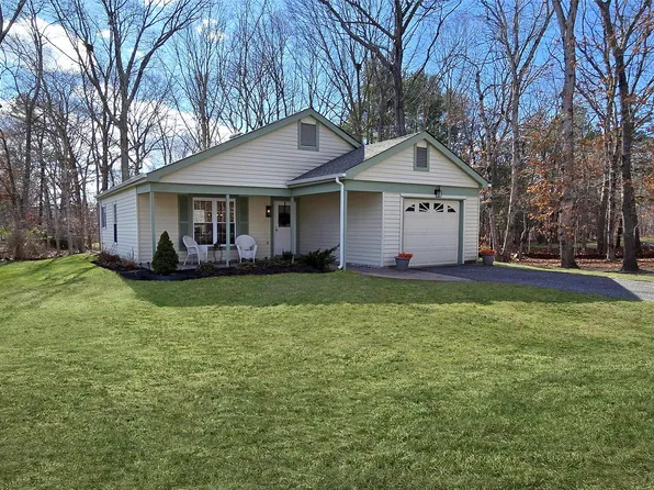 306 Kingston Court, Ridge, NY 11961
